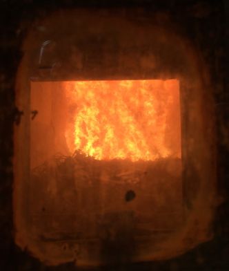 Forskerne har sett at forbrenning av søppel (i bunnen) med oksygen fungerer. Foto:  Sintef