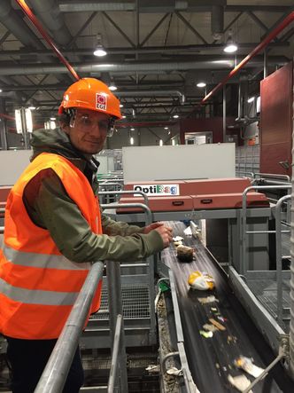 Søppel inneholder mye CO2. Her er Sintef-forsker Michael Becidan ved sorteringsbåndet på Haraldrud avfallsforbrenningsanlegg. Foto:  Sintef