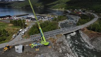 Omkjøringsvei og ny midlertidig bru skal bygges oppstrøms nåværende bru, og følger den gamle E6-traséen. Foto: Frode Lyng Hansen, Statens vegvesen