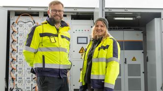 Solcellespesialistens Carl Christian Strømberg og Anne Marte Minge Engh foran et av batterisystemene de har levert. Foto:  TUM Studio