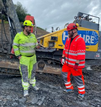 Torstein Renå i Hæhre entreprenør og byggeleder Tor Iver Steig i Statens vegvesen er to av vel 150 ansatte som bygger ny motorveg på Hadeland uten arbeidsskader. Foto:  Per Kollstad, Statens vegvesen