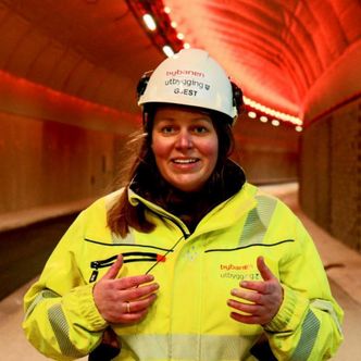 Byråd for Klima, miljø og byutvikling Ingrid Fjeldstad Nergaard i Bergen kommune forbereder den store åpningsfesten for Fyllingsdalstunnelen som blir 15.april Foto:  Bergen kommune