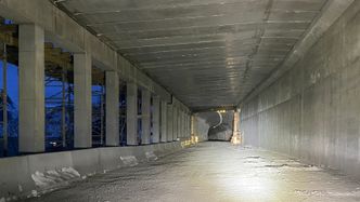 Det siste arbeidet utføres nå fra taket på skredoverbygget, under nøye overvåkning av skredforholdene. Her kan det komme både is og stein. Foto:  TROMS OG FINNMARK FYLKESKOMMUNE