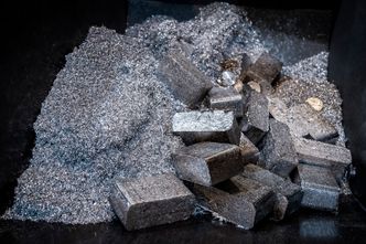 Forskere jobber med å teste ut aluminium og andre metaller som en fossilfri energikilde. Det er fortsatt et stykke fram. Foto: Ole Berg-Rusten/NTB