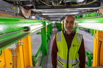 Azeem Akram, fagansvarlig RAMS i teknisk avdeling, under en av de nye trikkene. Foto: TUM Studio