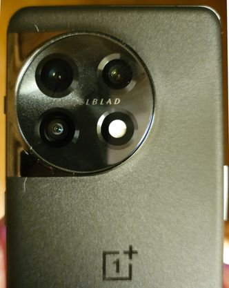 Hasselblad: Midt i den sirkulære kameraøya finner vi Hasseblad-logoen. Den er OnePlus stolt av. Men om det er samarbeidet som gjør kameraene så gode, er vi i tvil om. Foto: Odd Richard Valmot
