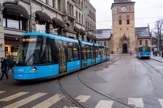 SL18 har inntatt bybildet, i bakgrunnen en av de eldre trikkene som fases ut. Foto: TUM Studio