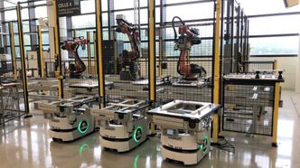 På batterifabrikken til Corvus gjør 13 fullt autonome roboter og 9 AIVer (Autonomous Intelligent Vehicle) mesteparten av jobben. Foto: Intek