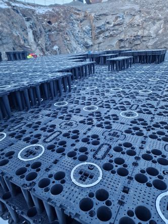 Kassettene er installert i seks lag som danner et volum med BxLxH = 20,4x20,4x2,4m. Foto:  Wavin