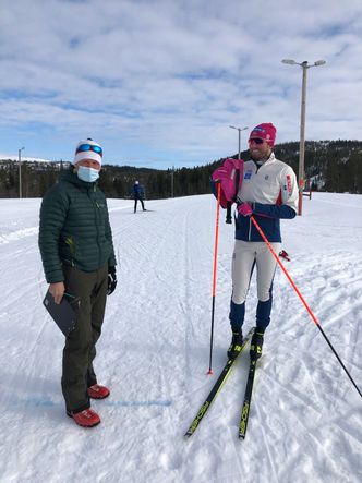 Langrennsløper Emil Iversen (med ski) og Per Øyvind Torvik, som er leder for idrettsutdanningen i Meråker, jobber sammen med forskerne på NTNU og Sintef. Her er de i Meråker på dag to av testen. Foto: Trine Seeberg/Sintef