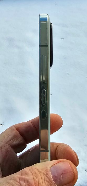 Middels utstikk: Xiaomi 13. Om vi ikke visste bedre, ville vi sagt at fra denne vinkelen, men også forfra, ser den ut som en iPhone. Foto:  Odd Richard Valmot