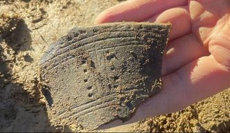 Et av mange skår med keramikk som er funnet i hustuftene på Oppsal gård. Foto:  Kulturhistorisk museum