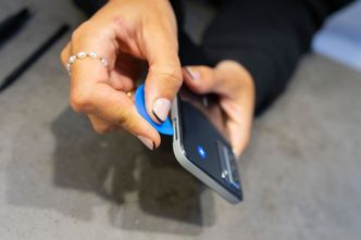 Ved å sette et plekter inn i et hull ved simkort-skuffen, kan man enkelt åpne bakdekselet på Nokia G22 Foto: Oskar Hope-Paulsrud