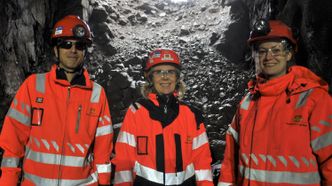 Jubel og fiering av første gjennomslag på Bukkesteinshøgdtunnelen 14. oktober i fjor. F.v. Geir Brevik, May Bente Hiim Sindre og Lovisa König. Nå er arbeidene med oppbygging av tunnelen i full gang og snart legges første lag med asfalt. Foto:  Kjell Wold/Statens vegvesen