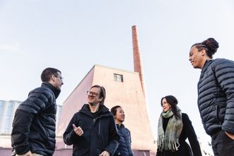 Selv om de jobber i ulike avdelinger, jobber de med den samme utfordringen: Å finne ingeniørløsninger som kan gjøre energimiksen mer bærekraftig. Foto: Ragnhild Heggem Fagerheim/COWI