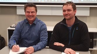 Andreas Løkås fra entreprenøren Consto Anlegg Nord og byggeleder for Nordland fylkeskommune, Stig Bøe Foto:  Nordland fylkeskommune