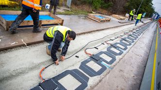 Fra installasjonen i Sverige av kobberspoler under asfalt utføres på veien mellom Visby og flyplassen. Foto:  Electreon
