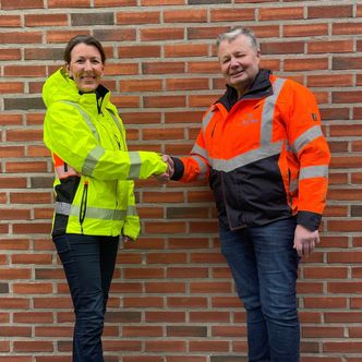 Prosjektleder Jessica Bergstrand i Bymiljøetaten og prosjektleder i Isachsen Anlegg AS, Jøran Lilleby. Foto:  Jens Jacob Kielland Haug