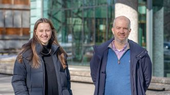 IT-prosjektet som Emilie Skoglund og Pål Rylandsholm i DNV jobber med skal legge grunnlaget for reduserte utslipp og økt energisikkerhet i kraftbransjen. Foto: TUM Studio