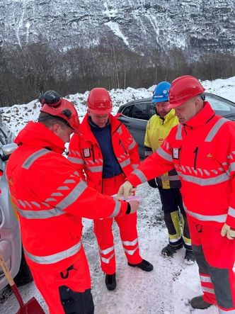 Prosjektleder Halgeir Brudeseth i Statens vegvesen forklarer hvordan veiløsningen rundt den nye brua blir. Fra venstre: Andreas Eidem (Statens vegvesen), Ove Nesje (Statens vegvesen), Sten Holt (Consto) og Halgeir Brudeseth (Statens vegvesen). Foto: Statens vegvesen