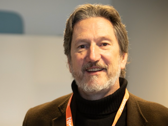 – Det er store verdiar som står på spel. Det svake ledet er mennesket og det er dette leddet som må styrkast. Mennesket er ressursen om bord som kan handtere ein slik situasjon, seier professor Kevin Jones ved Universitetet i Plymouth. Foto: Børge Sandnes/NTNU