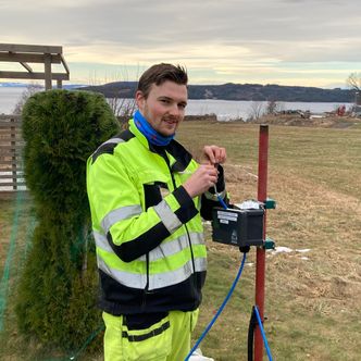 Håvard Hind i Cautus Geo leder arbeidet med å sette opp overvåkningen inne i tunnelen. Foto: Cautus Geo