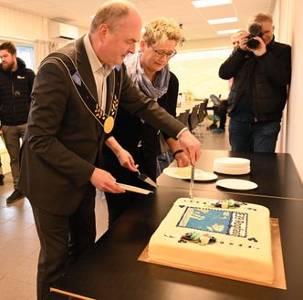 Prosjektleder Anne -Britt Moen i Skanska og Bokn-ordfører Osmund Våga tok det første kakestykket da begivenheten ble feiret på kontorene til Statens vegvesen i Arsvågen, Foto: Statens vegvesen