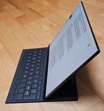 God arbeidsstilling: Når tastaturet er i bruk står skriveplaten i en fin vinkel mot brukeren. Foto: Odd Richard Valmot