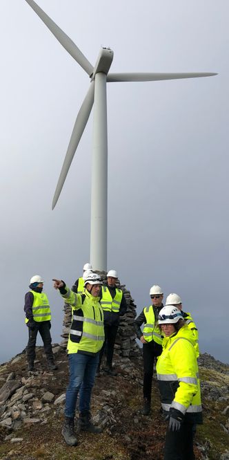 Styre og ledelse i Finnmark Kraft på inspeksjon ved en av de gamle Nordex-turbinene. Foto:  Finnmark Kraft