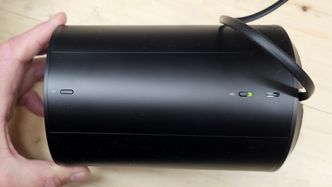 Era 100s bakside: Bluetooth-knappen er plassert øverst, mens mikrofonknappen og USB-C-inngangen er nederst. Foto: Odd Richard Valmot