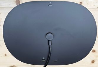 Era 300s bakside: Bluetooth-knappen er plassert øverst, mens mikrofonknappen og USB-C-inngangen er nederst. Foto: Odd Richard Valmot