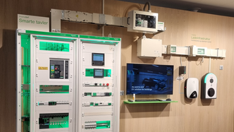  
<p class="western">Ladeinfrastrukturen omfatter alt fra eltavler med tilhørende vern til og selve laderen. I bildet ser du en ideell infrastruktur for smart lading med ekstra sikre løsninger for strømdistribusjon.</p>