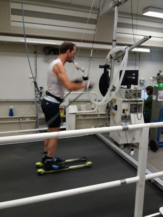 Anders Södergren, tidligere svensk skiløper, på samme slags tredemølle på rulleski som skiløperne ble testet på i studien. Bildet er tatt i forbindelse med et annet forskningsprosjekt Andersson er involvert i. Foto:  Erik P. Andersson