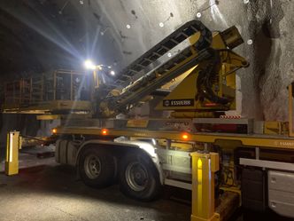 Elektrisk drevet bakstuffbil for montering av bolter fra korg. Foto:  Kjell Wold/Statens vegvesen