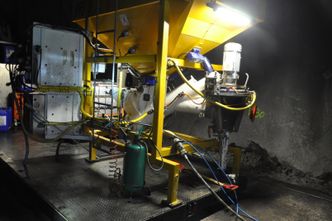 Elektrisk gysepumpe for faststøping av bolter. Foto:  Kjell Wold/Statens vegvesen