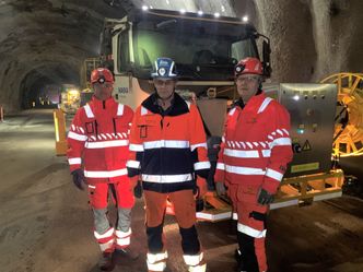 Bjørn Ivar Moan i Skanska flankert av John Steffen Riise (tv.) og Atle Strøm i Statens vegvesen i Bukkesteinshøgdtunnelen på E16 mellom Sandvika og Sollihøgda. Foto:  Kjell Wold/Statens vegvesen
