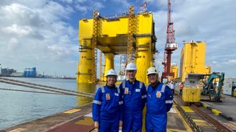 Ingelin Herland og Magnus Johannesen på verftsbesøk for å se på en HVDC-plattform som skal fraktes til Haugesund. Foto:  DNV
