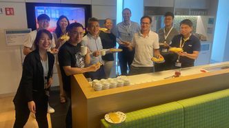 Ingelin deler norske mattradisjoner med teamet sitt i Singapore på den store vaffeldagen. Foto: DNV