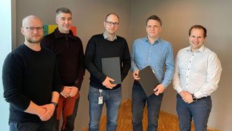 Før påske inviterte Vestland fylkeskommune til oppstartsmøter på Leikanger. F.v. Fred Fjøsne Skartun, kontrollingeniør(VLFK), Trond Gjerland, byggeleier(VLFK), Jørn Fosen Simonsen, prosjektleder(VLFK), Øystein Mehl Eide, daglig leder Consto Anlegg Vest AS og Anders Systad Aasen, anleggleder Consto. Foto:  Vestland fylkeskommune