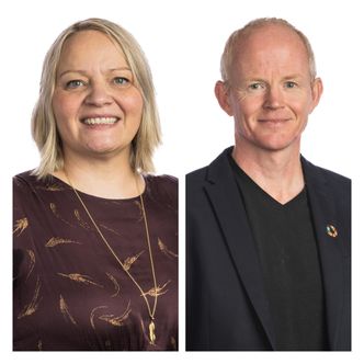 Mona Fagerås og Lars Haltbrekken fra SV vil stoppe alt av planlagt motorveiutbygging. Foto:  Stortinget