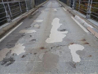 Skader i veibanen på hengespennet på Tofterøy bru. Foto:  Vestland fylkeskommune