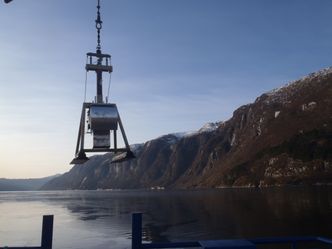 NIVA tar prøver for å avdekke om det er forskjeller i isotopprofil i bunnsedimentene fra tiden før og etter etablering av oppdrett. Foto: NIVA