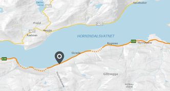 Området som skal skredsikres er avmerket. Riggområdet for det framtidige rassikringsprosjektet blir ved Holmøyane, noen kilometer lenger øst. Illustrasjon: Statens vegvesen