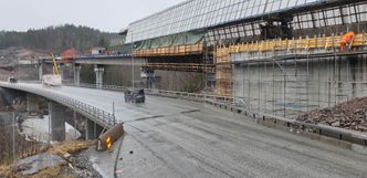 Bjørum sag bru i forgrunnen skal rives når E16-trafikken settes over på nordgående løp av nye Isielva bru på sensommeren 2023. Foto:  John Kjeken/Statens vegvesen