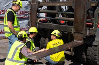 Ansatte fra Bergene Holm sin IT og digitaliseringsavdeling som undersøker de nye RFID-sensorene truckene er utstyrt med som del av Rett Lager-prosjektet. Foto:  Finn Erik Bjornstad