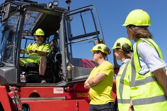 Representanter fra Bergene Holm sin IT og digitaliseringsavdeling på befaring for å høre mer om erfaringene direkte fra truckførerene. Foto:  Finn Erik Bjornstad