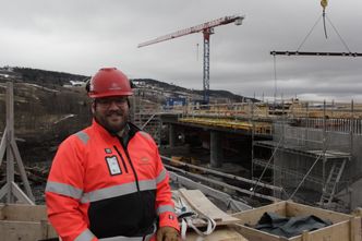 – Fortsetter vi som vi har gjort, så er vi ferdige til fastsatt tid eller litt før, sier byggeleder Tor Iver Steig. Her ved Holmen bru på 220 meter, som har åtte akser inkludert landkarene. Foto: Bjørn Olav Amundsen