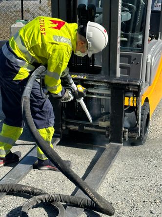 – Tørrisblåsing passer for dem som ønsker å unngå dyrt spesialavfall og eliminere nedetid ved vedlikehold av maskiner og produksjonsutstyr, sier Marius Østlie.