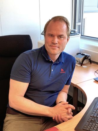 – Tørrisblåsing er både miljøvennlig og renslig, forteller Marius Østlie, som er daglig leder i Ildfast AS.