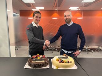 Andreas Torsvik, Daglig Leder i Leica Geosystems, gratulerer Vegard Bruer, Daglig Leder i Scan Survey, med nytt Mobile Mapping system.